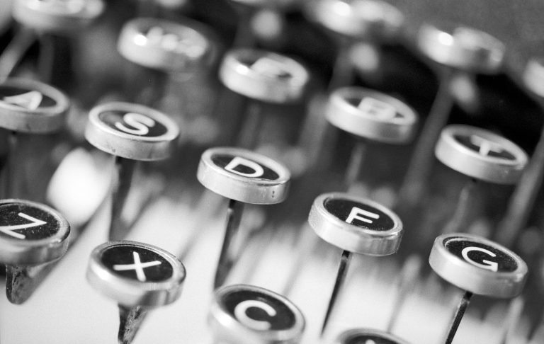 Eine altertümliche, mechanische Schreibmaschine: verschiedene Buchstabentasten.